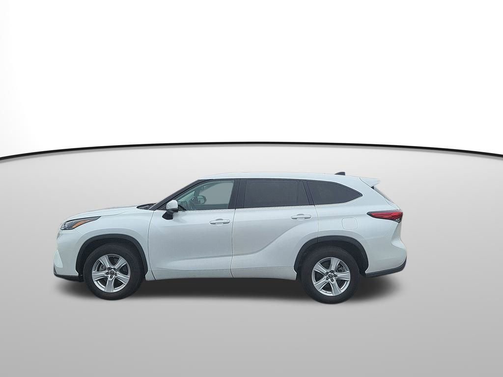 Used 2023 Toyota Highlander LE image 2