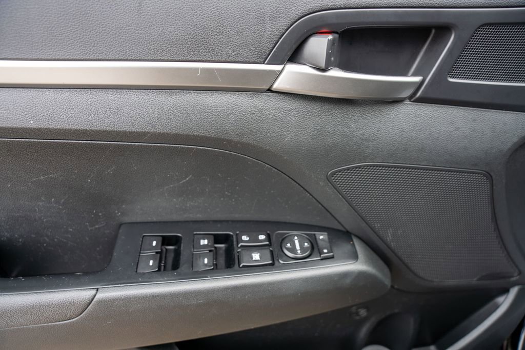 Used 2020 Hyundai Elantra SE w/ Winter Weather Package image 16