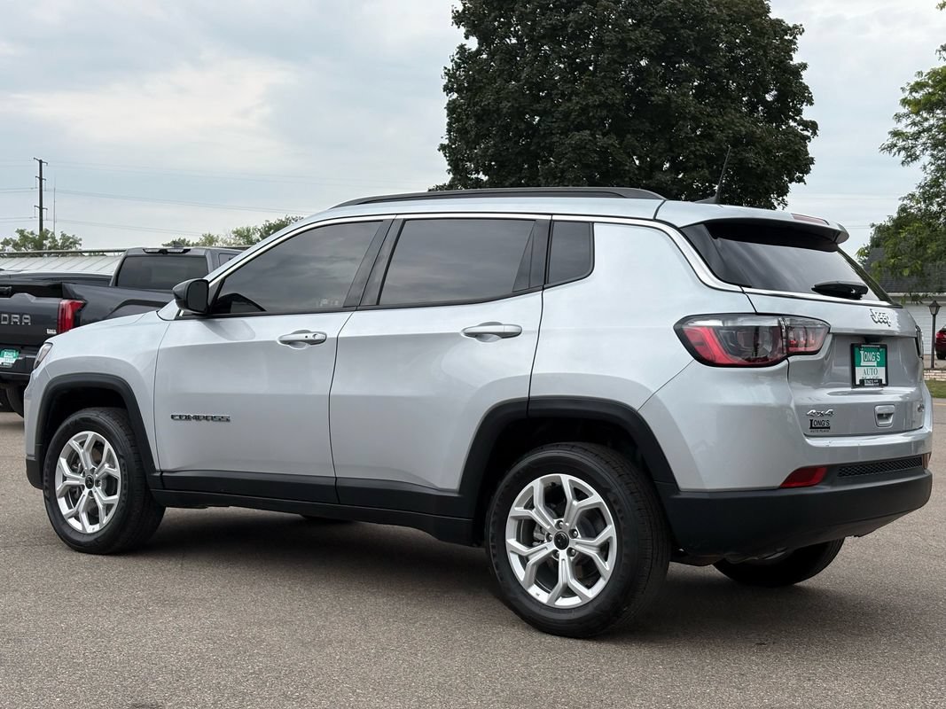 Used 2025 Jeep Compass Latitude AWD/4WD image 6