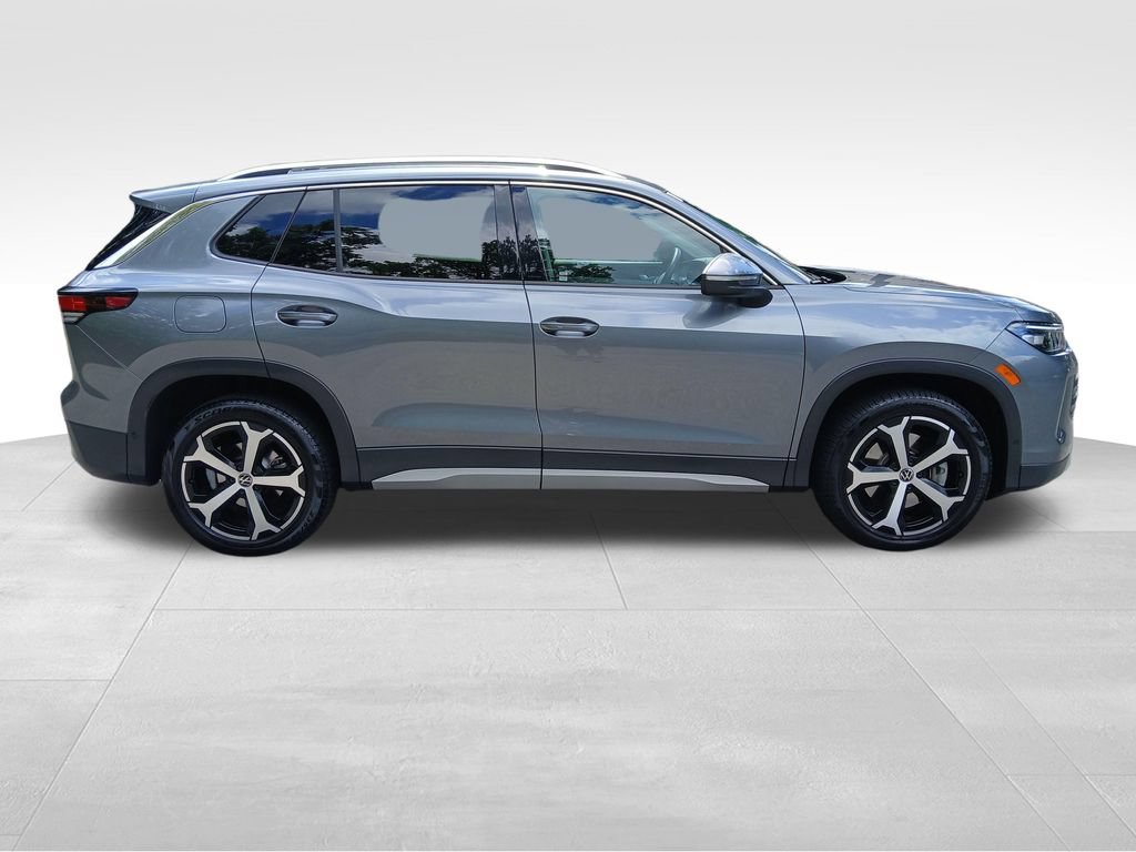 Used 2026 Volkswagen Tiguan SE w/ Panoramic Sunroof Package AWD/4WD image 8