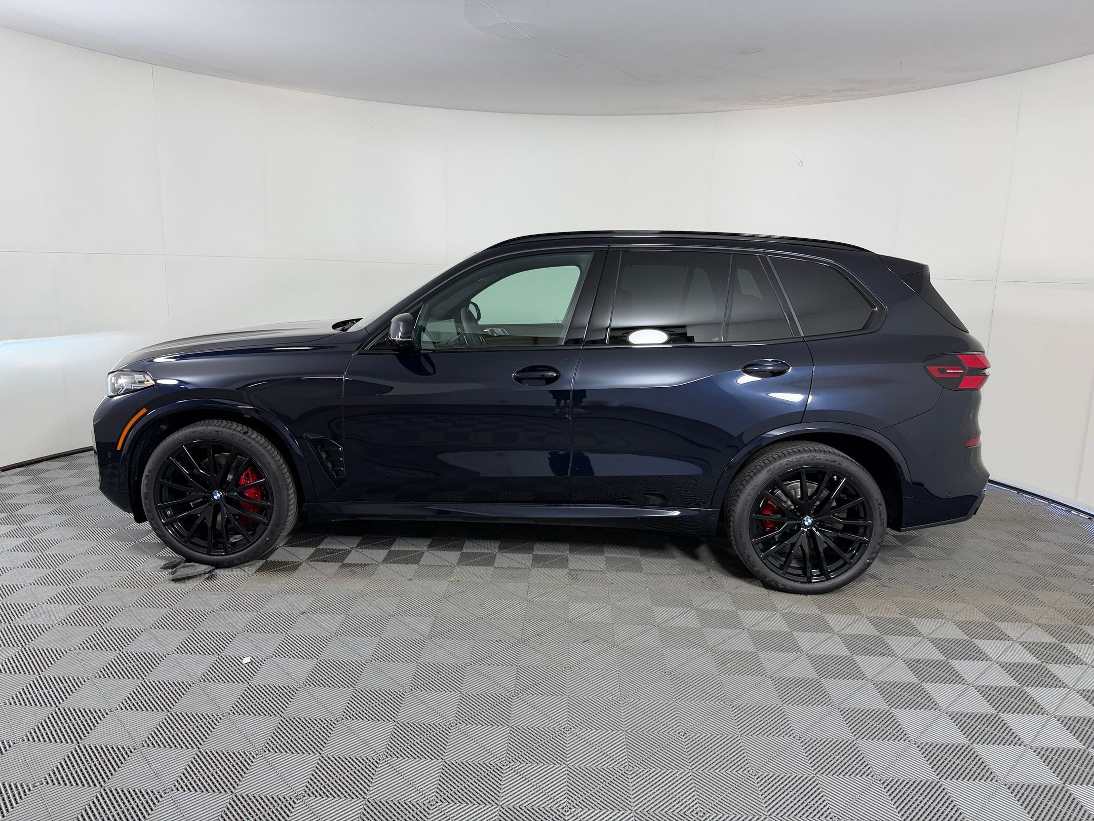 New 2026 BMW X5 xDrive40i w/ M Sport Package AWD/4WD image 2