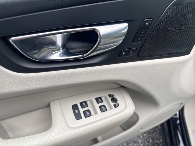 Used 2022 Volvo XC60 B5 Momentum w/ Climate Package image 18