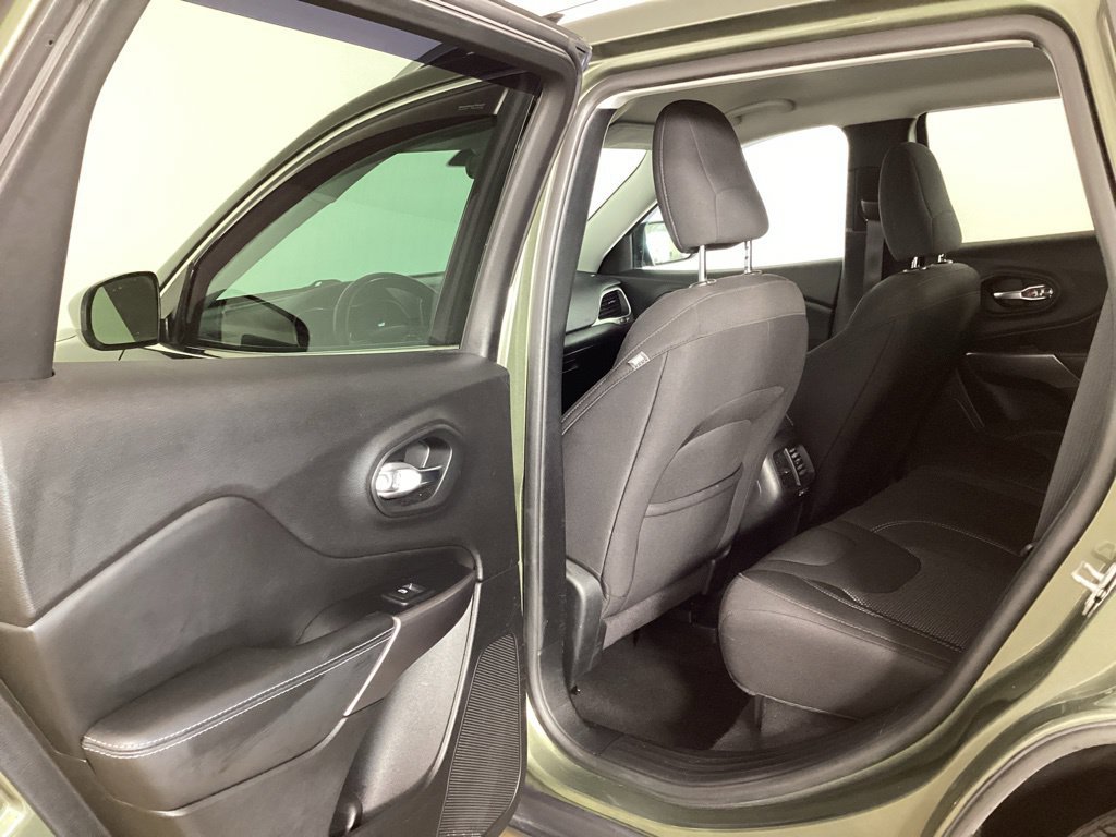 Used 2019 Jeep Cherokee Latitude w/ Cold Weather Group AWD/4WD image 26