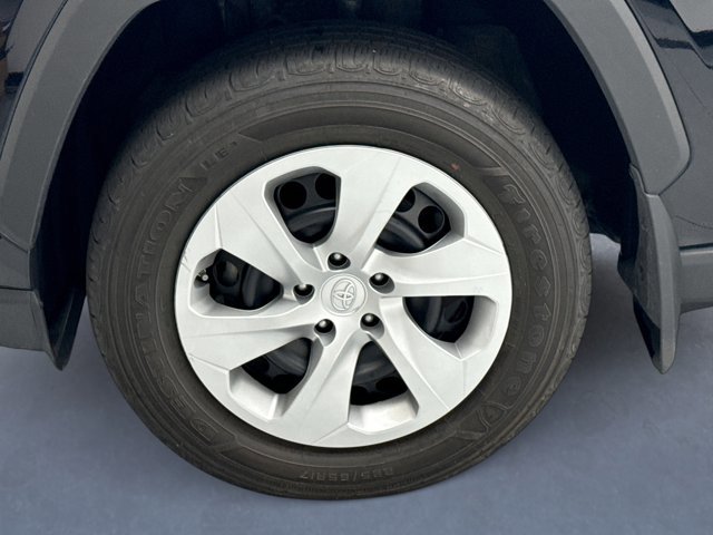 Used 2022 Toyota RAV4 LE image 21