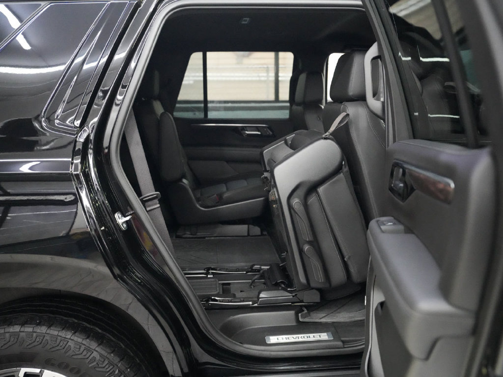 Used 2025 Chevrolet Tahoe Z71 w/ Comfort Package AWD/4WD image 34