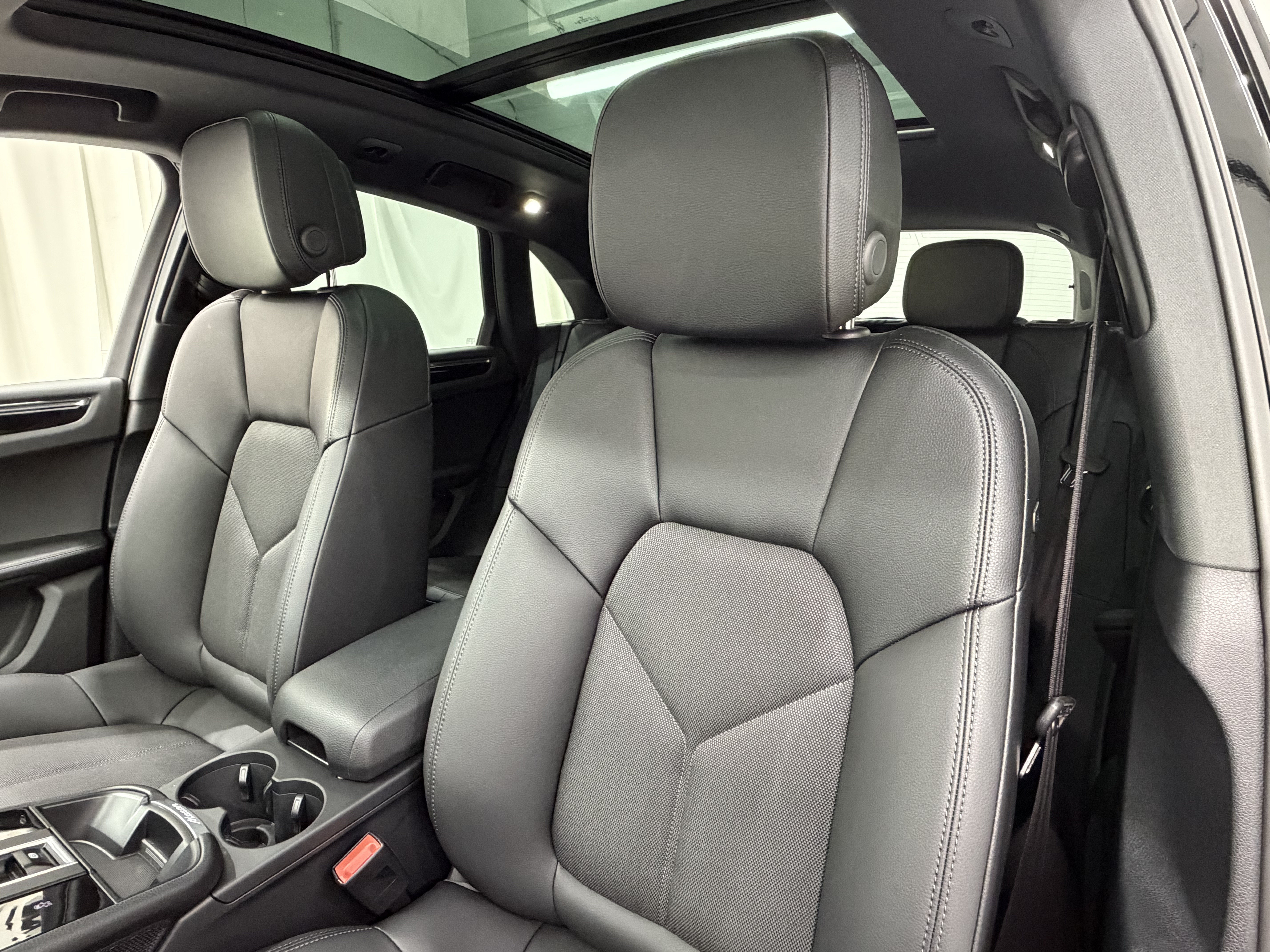 Certified 2026 Porsche Macan AWD/4WD image 29