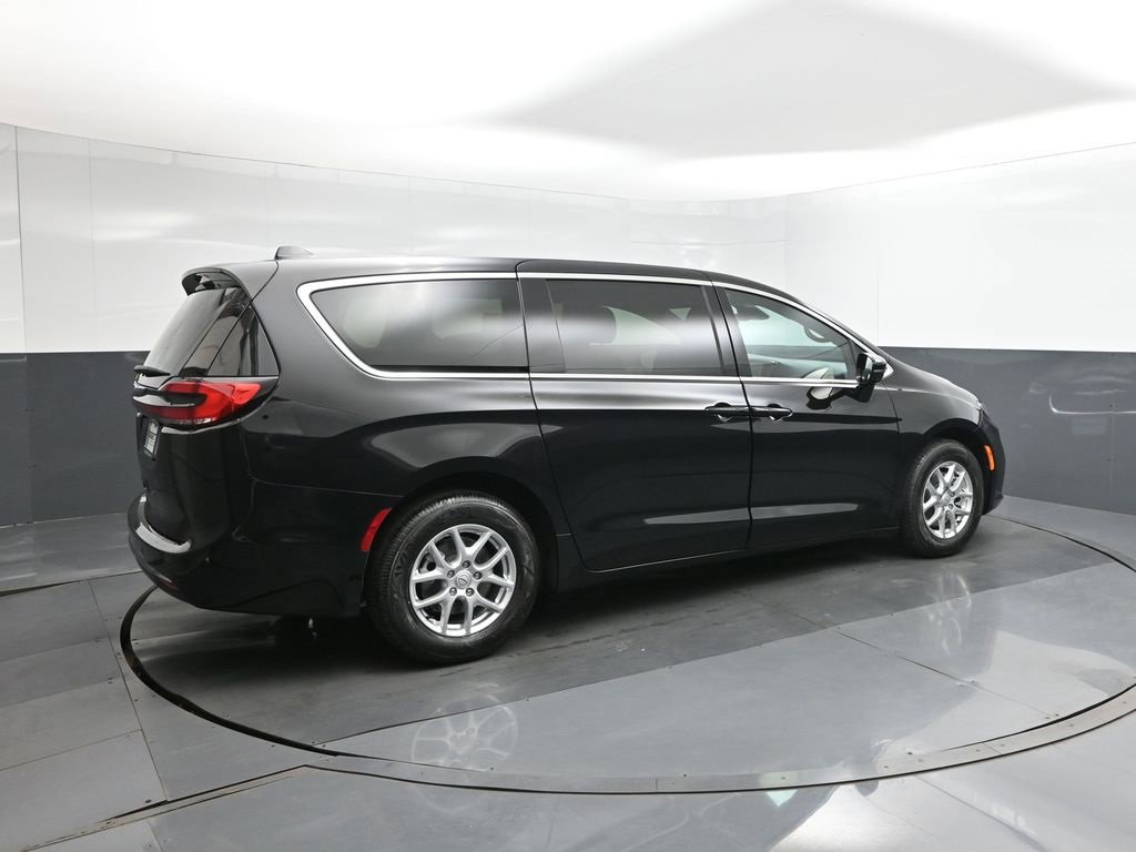 New 2026 Chrysler Pacifica Select image 15