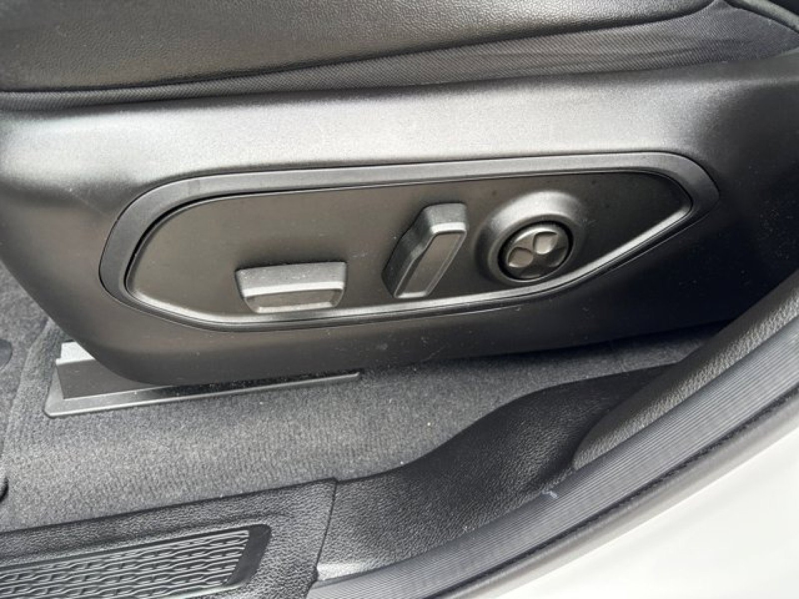 Used 2024 Jeep Grand Cherokee Limited w/ Black Appearance Package image 11