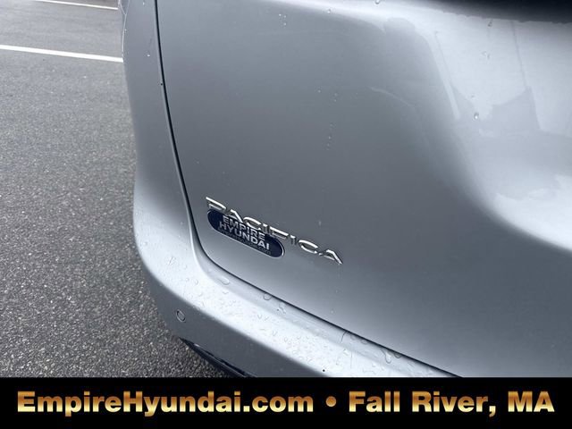 Used 2023 Chrysler Pacifica Limited image 5