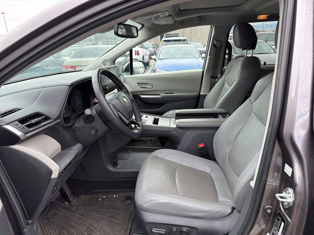 Used 2023 Toyota Sienna Limited image 10