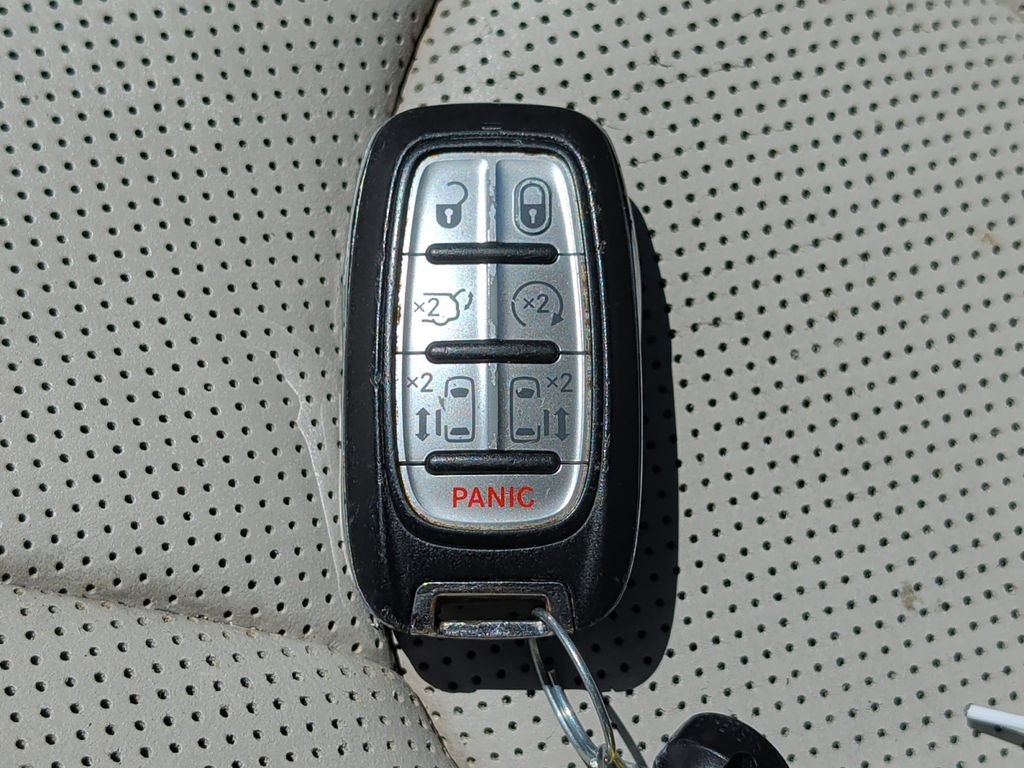 Used 2019 Chrysler Pacifica Limited FWD image 39