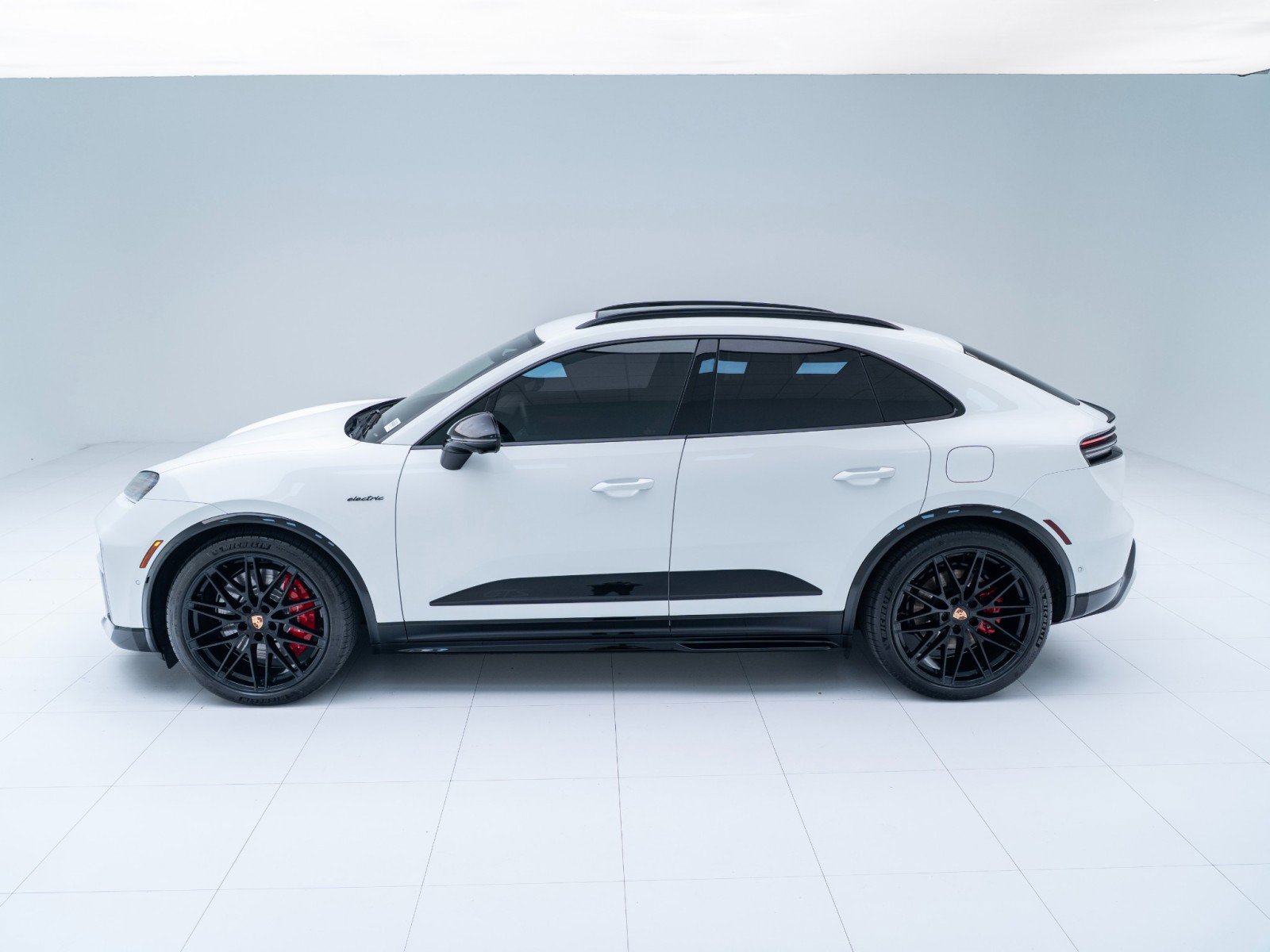 Certified 2026 Porsche Macan GTS Electric image 2