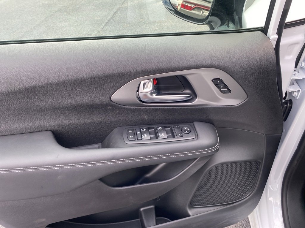 New 2026 Chrysler Pacifica Select w/ S Appearance Package image 19