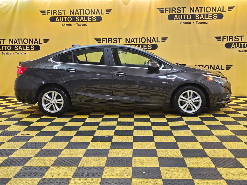 Used 2017 Chevrolet Cruze LT image 2