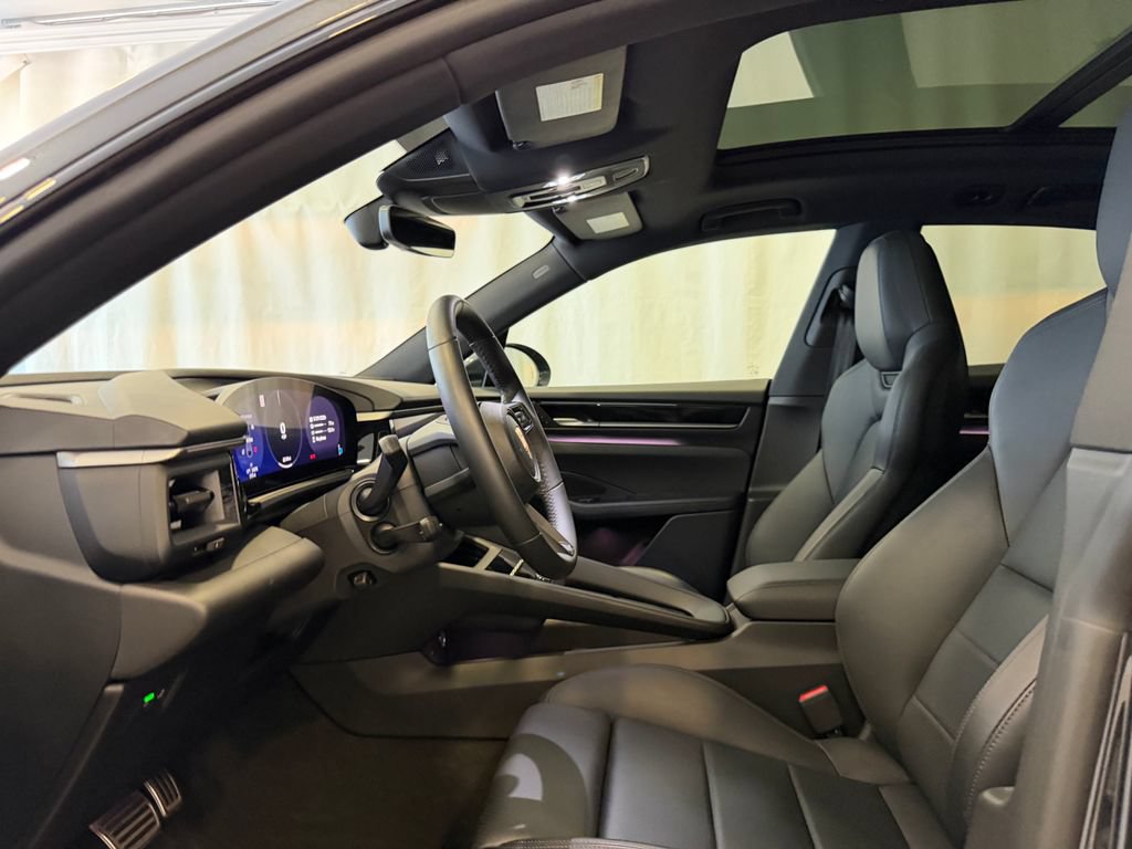 Certified 2025 Porsche Macan 4S Electric AWD/4WD image 5