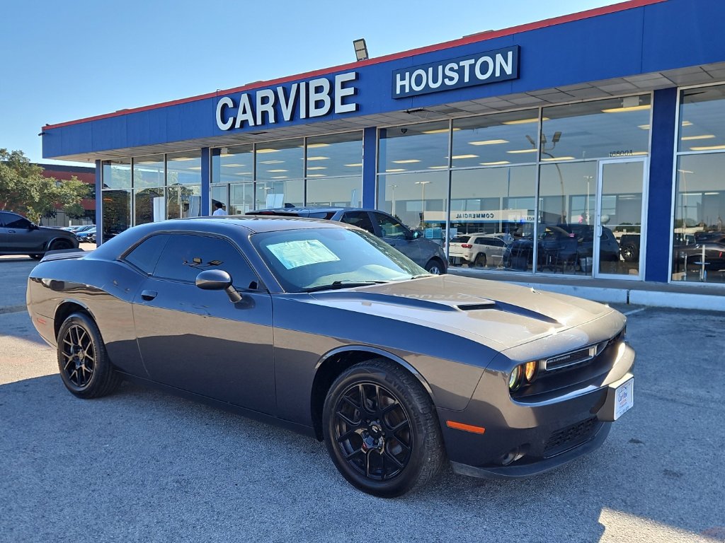Used 2019 Dodge Challenger SXT RWD image 1