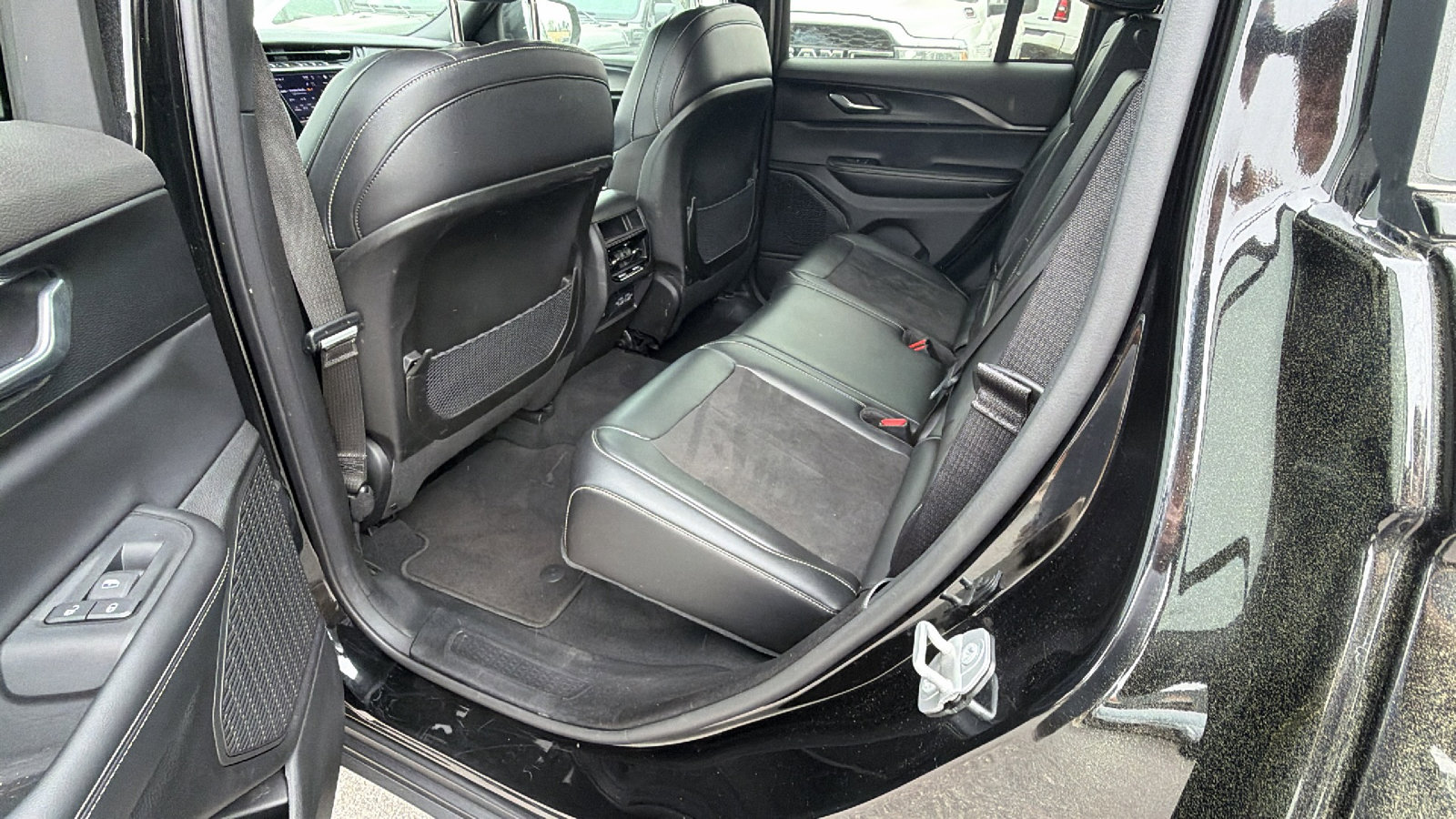 Used 2025 Jeep Grand Cherokee Altitude image 23