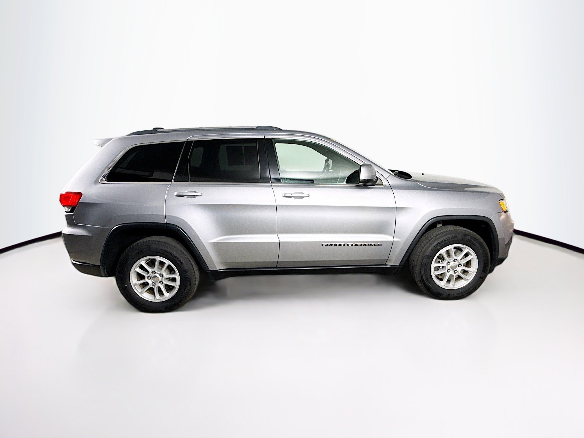 Used 2019 Jeep Grand Cherokee Laredo AWD/4WD image 2