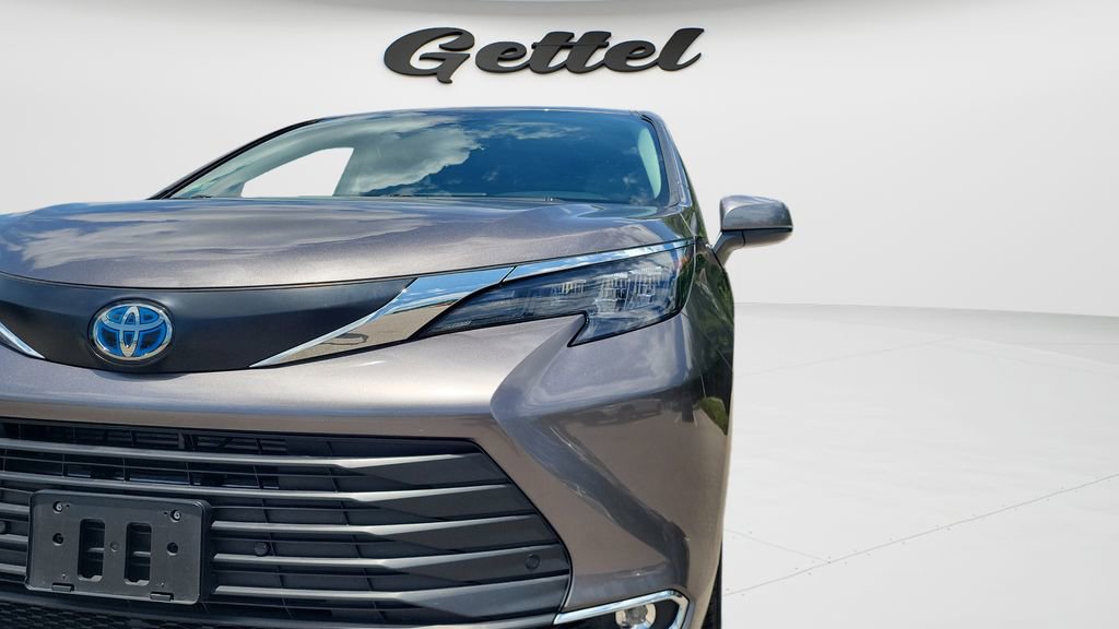 Certified 2024 Toyota Sienna XLE FWD image 27