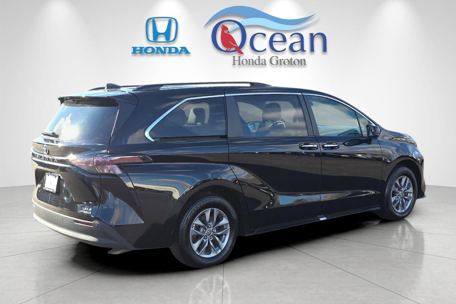 Used 2024 Toyota Sienna XLE image 3