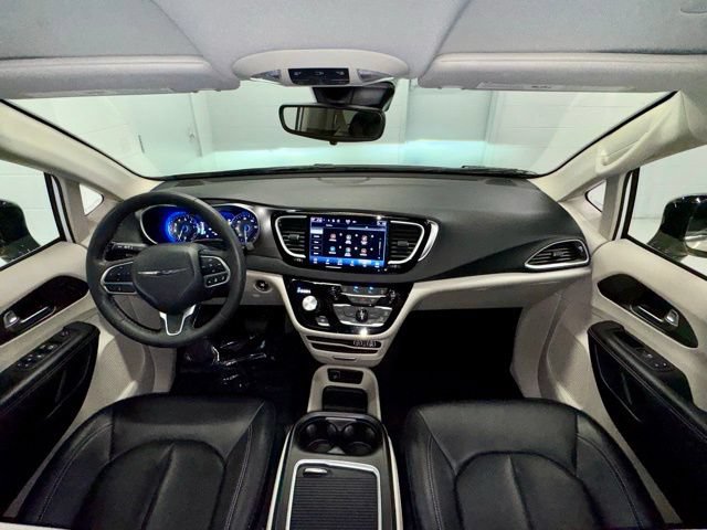 Used 2024 Chrysler Pacifica Touring-L FWD image 14