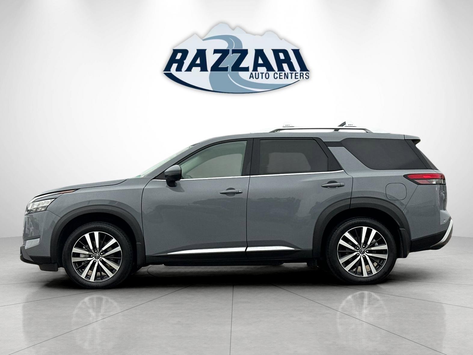 Used 2023 Nissan Pathfinder Platinum w/ Black Appearance Package image 6