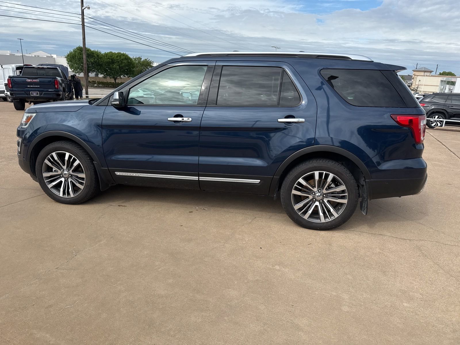Used 2017 Ford Explorer Platinum image 4