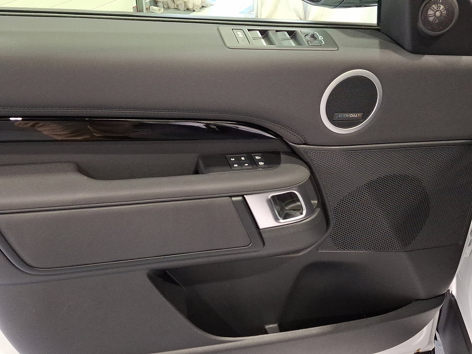 Certified 2025 Land Rover Discovery S image 12