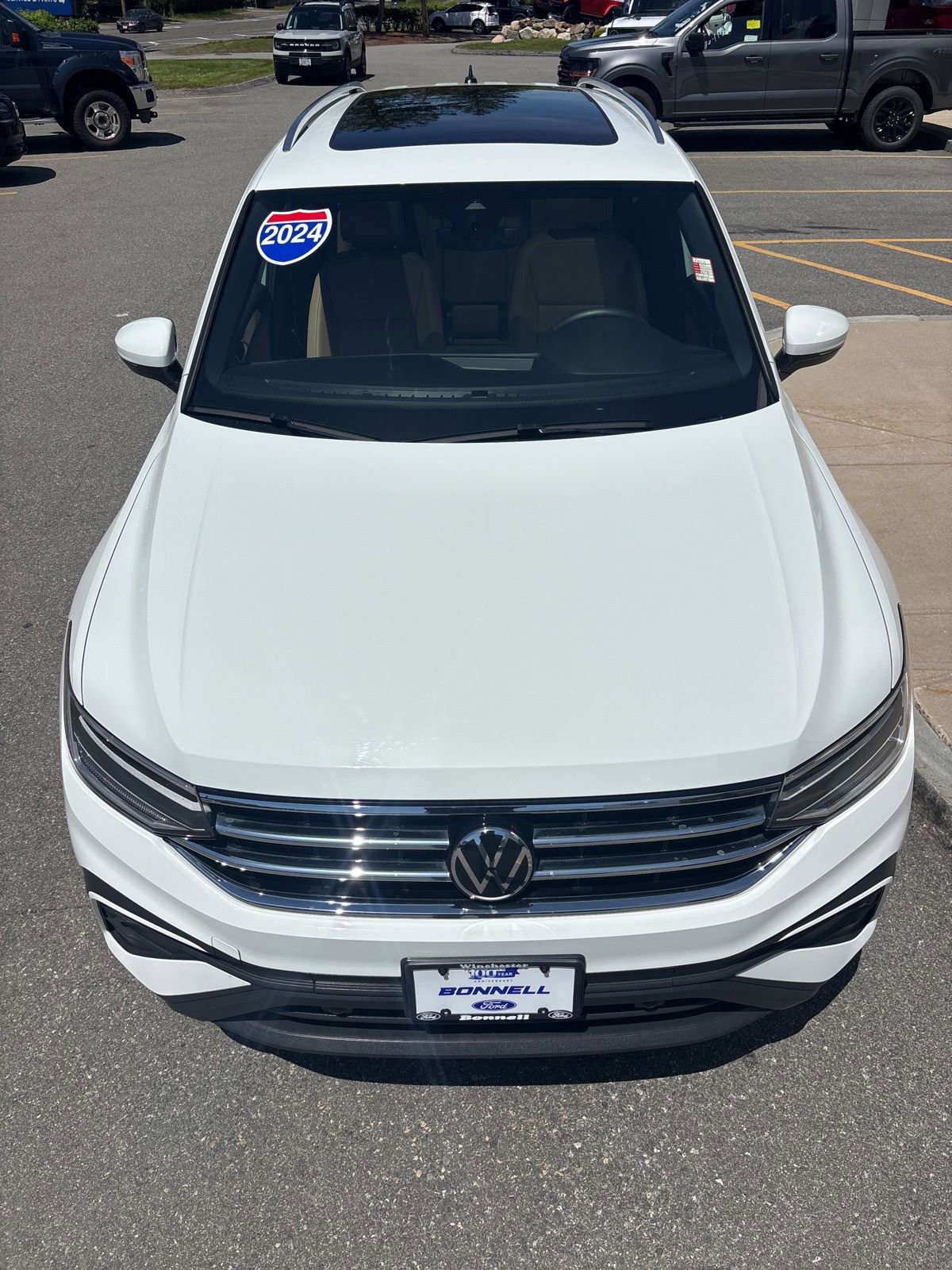 Used 2024 Volkswagen Tiguan SE w/ Panoramic Sunroof Package AWD/4WD image 8