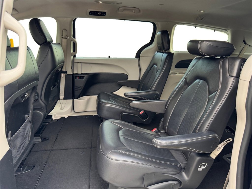 Used 2022 Chrysler Pacifica Touring-L image 19