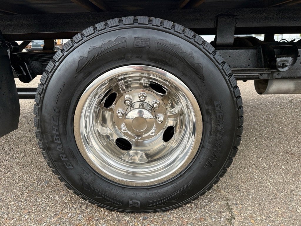 Used 2018 Chevrolet Express 3500 w/ Driver Convenience Package RWD image 30