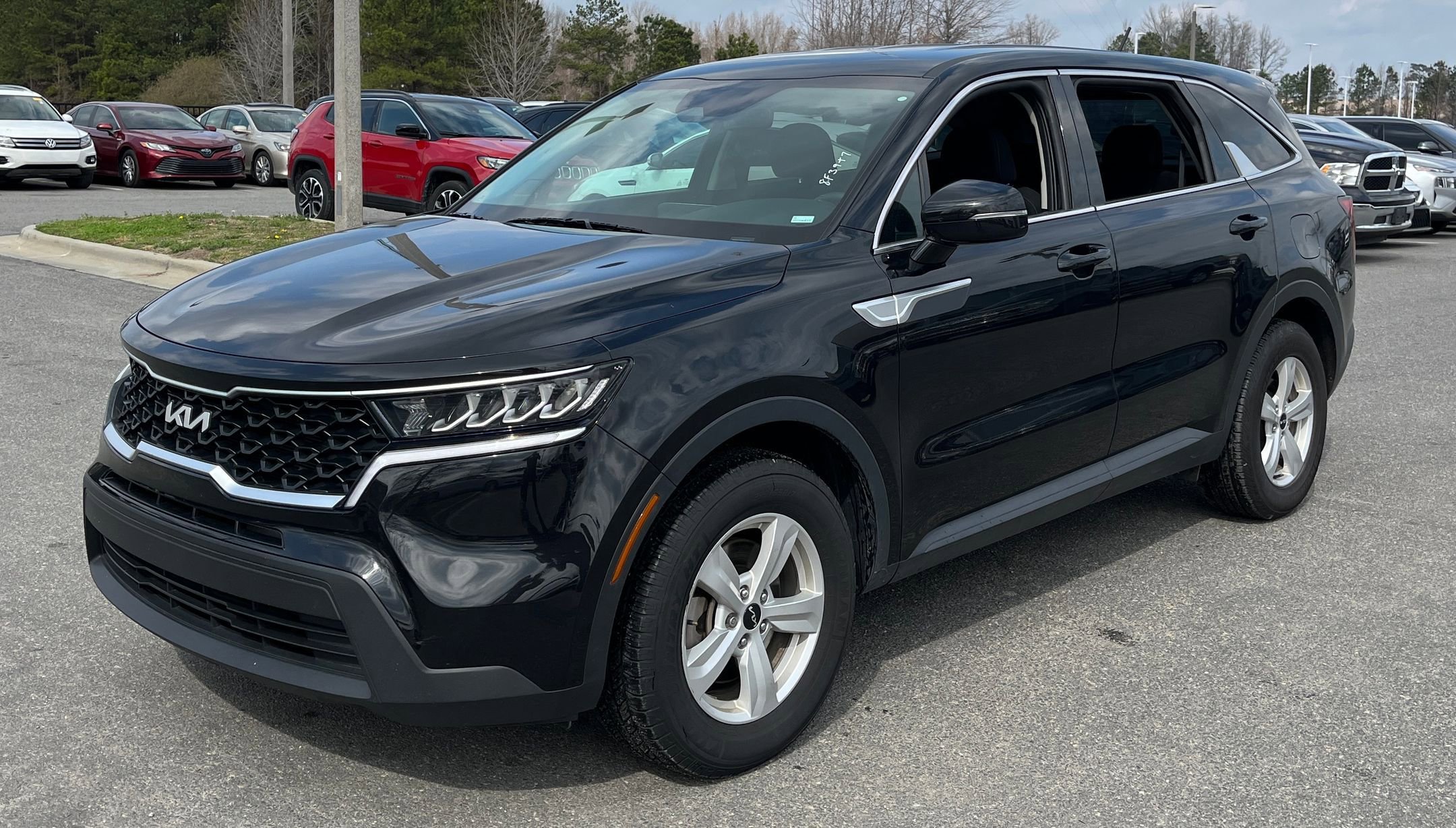 Used 2023 Kia Sorento LX image 3