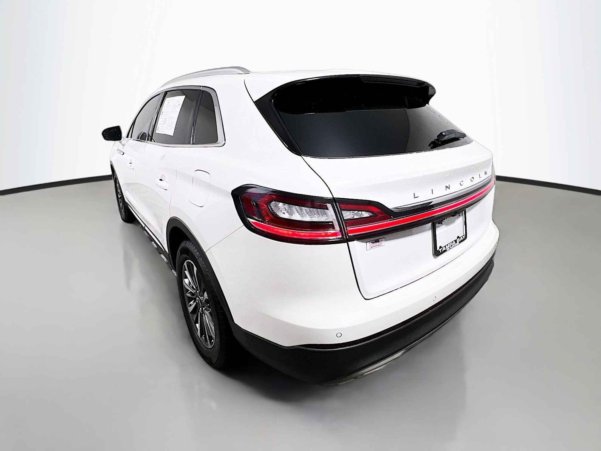 Used 2022 Lincoln Nautilus FWD w/ Premium Package image 8