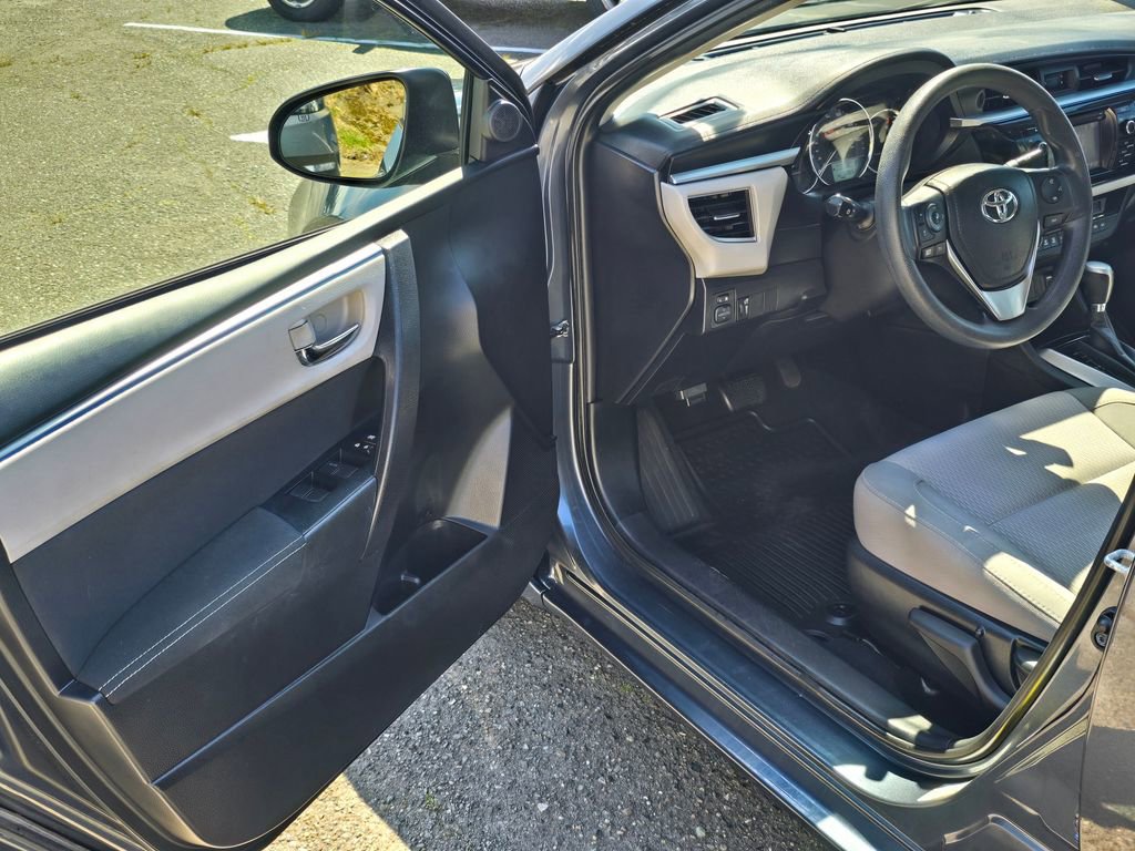 Used 2015 Toyota Corolla LE FWD image 17