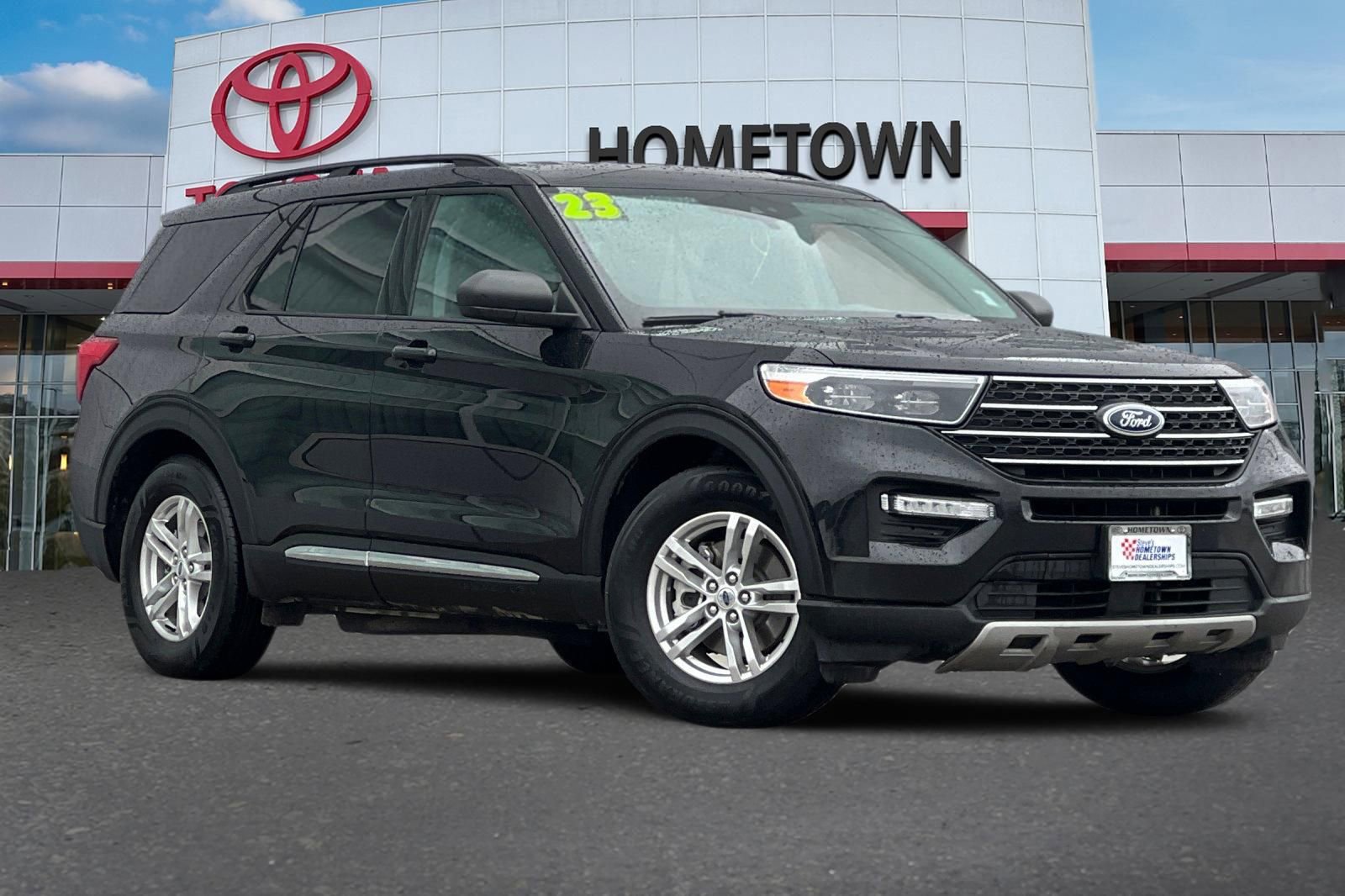 Used 2023 Ford Explorer XLT w/ Equipment Group 202A RWD image 2