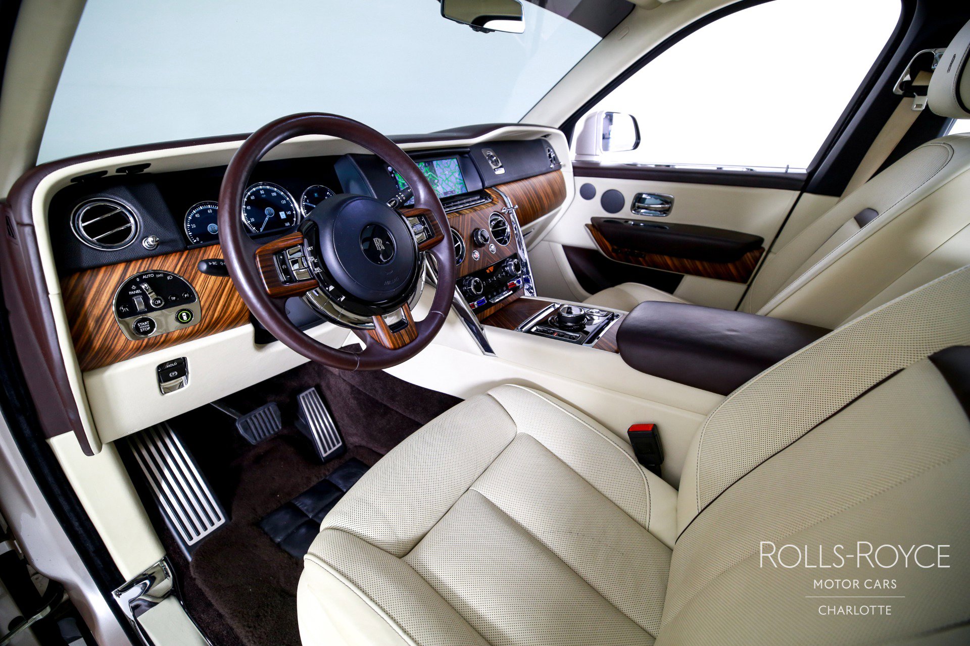 Used 2019 Rolls-Royce Cullinan image 3