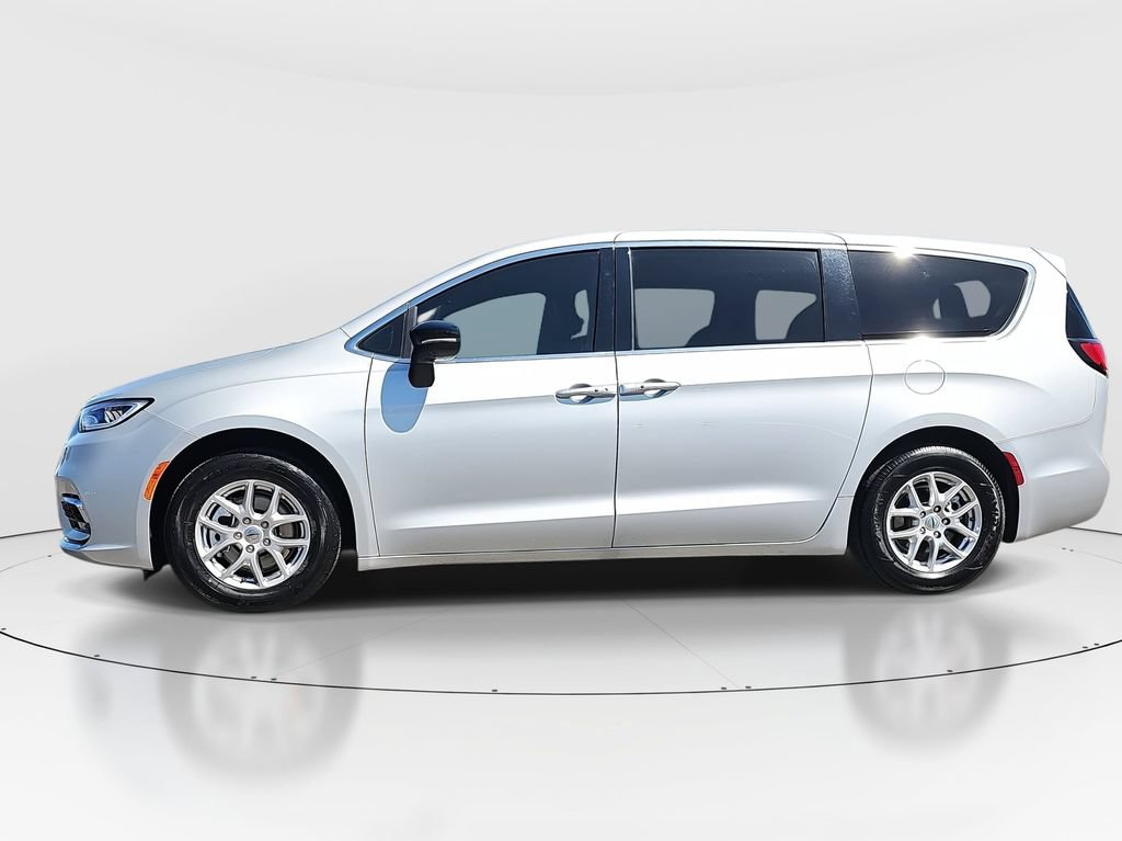 Used 2024 Chrysler Pacifica Touring-L FWD image 8