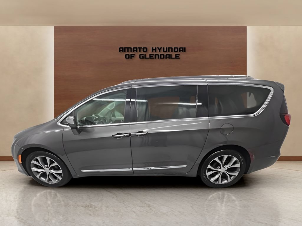 Used 2018 Chrysler Pacifica Limited w/ Tire & Wheel Group FWD image 3