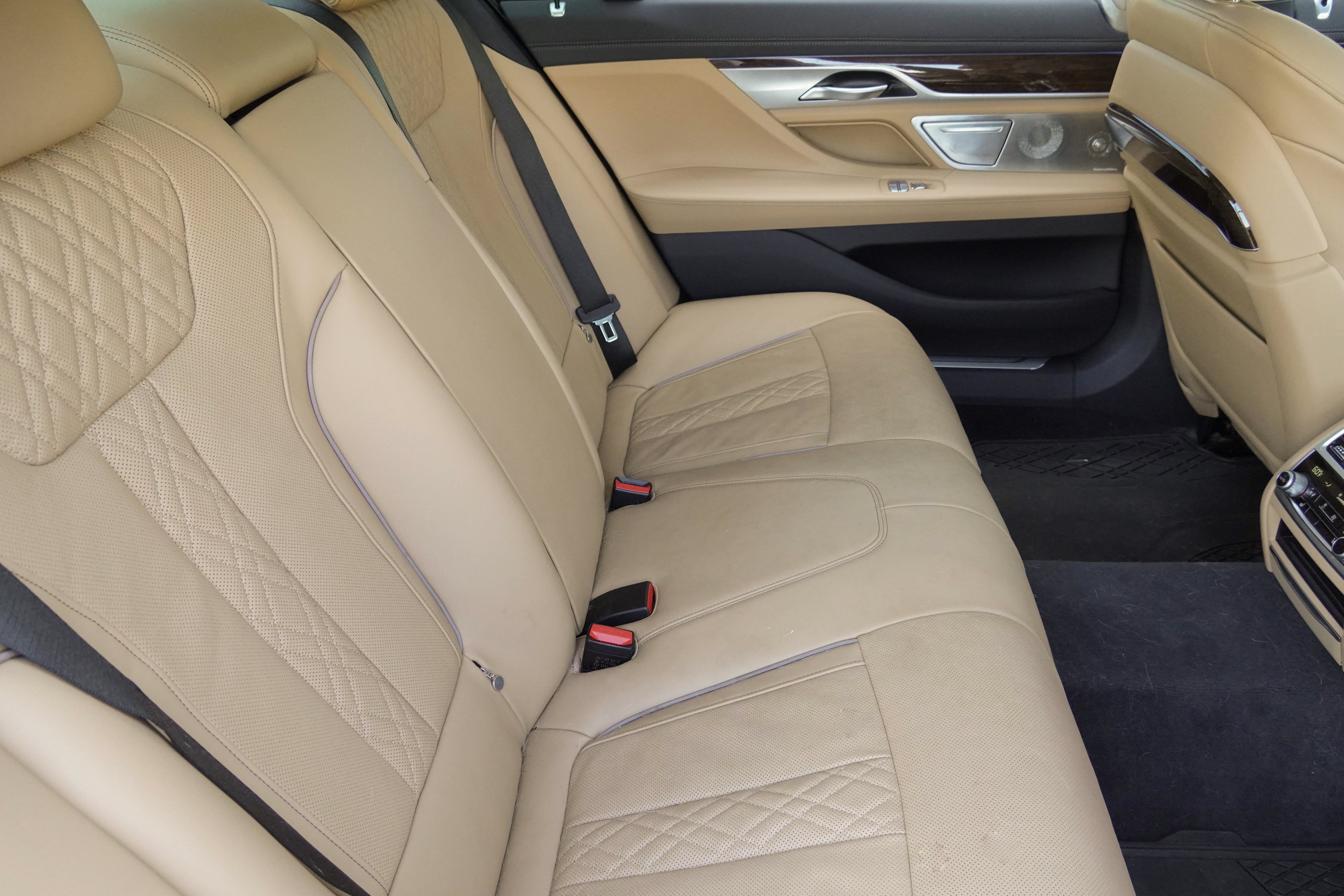 Used 2021 BMW 740i w/ Premium Package RWD image 34