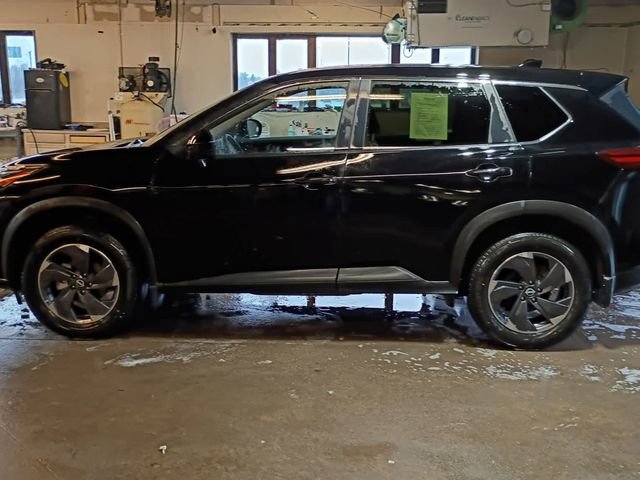 Used 2025 Nissan Rogue SV AWD/4WD image 9