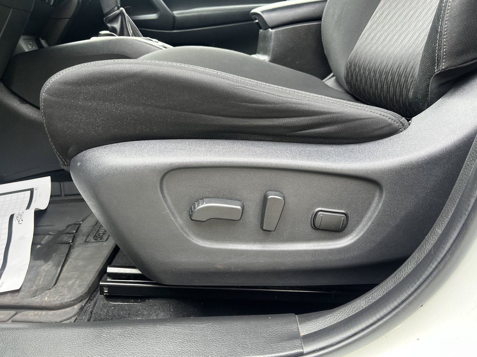 Used 2018 Nissan Rogue SV AWD/4WD image 20