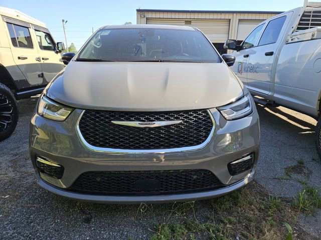 Used 2025 Chrysler Pacifica Select image 3