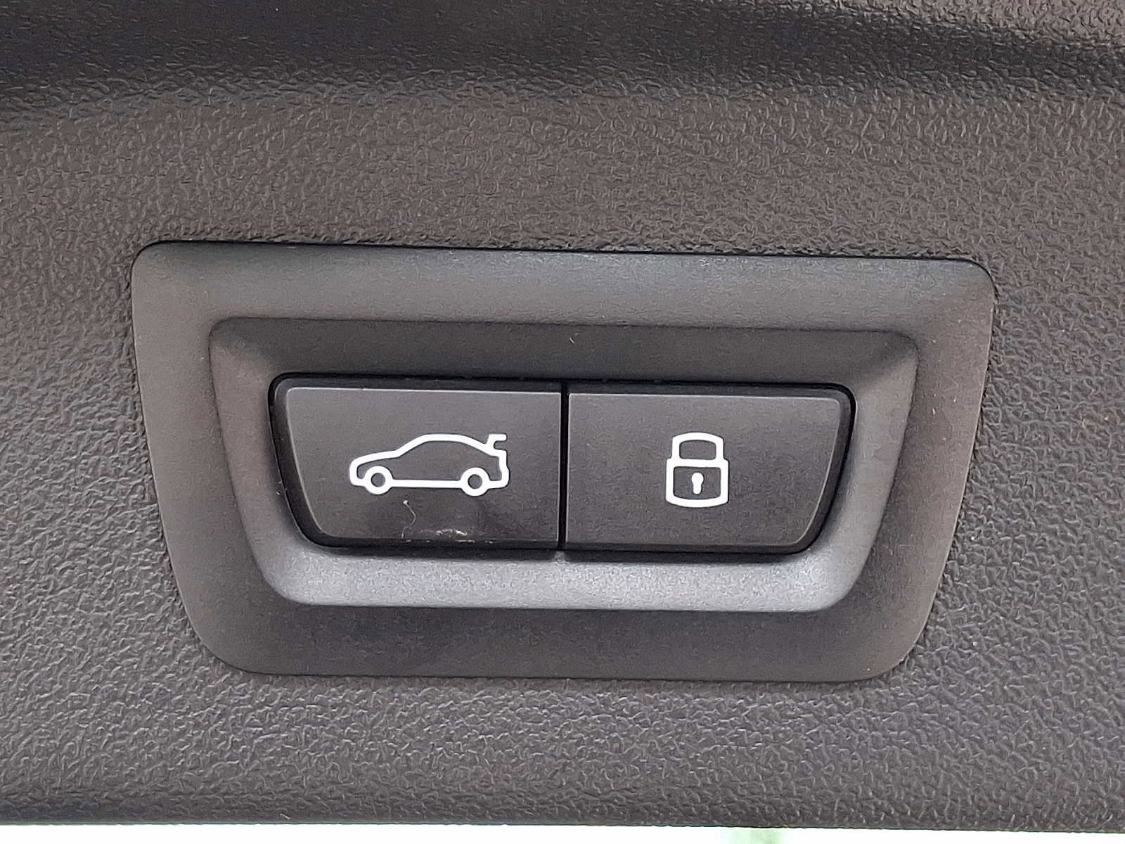 Used 2025 BMW X7 M60i w/ Executive Package image 31