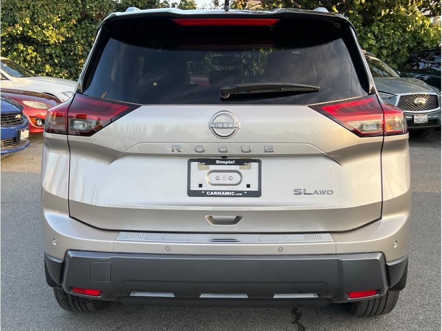 Used 2025 Nissan Rogue SL image 4