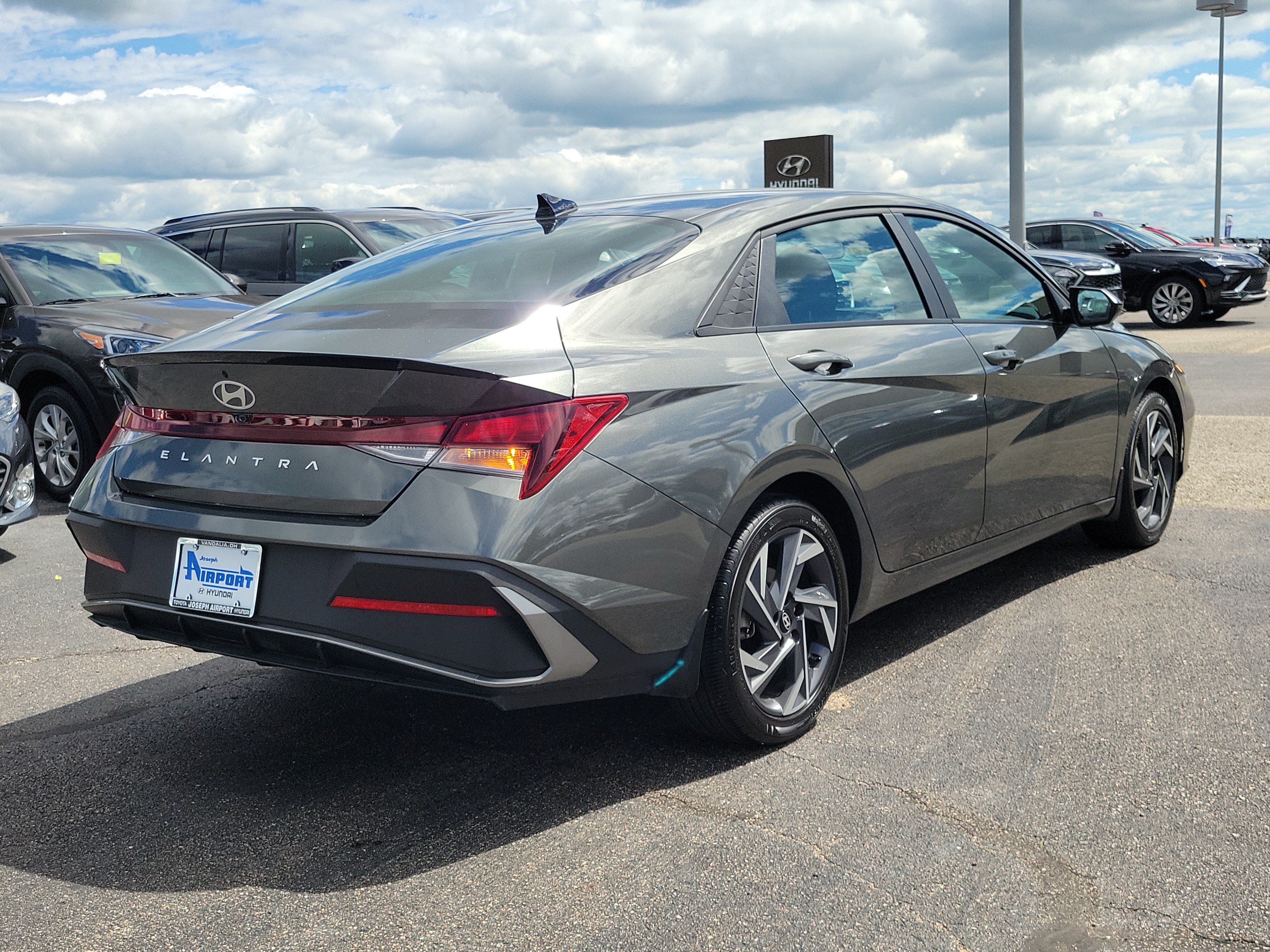 Used 2025 Hyundai Elantra Sport FWD image 4