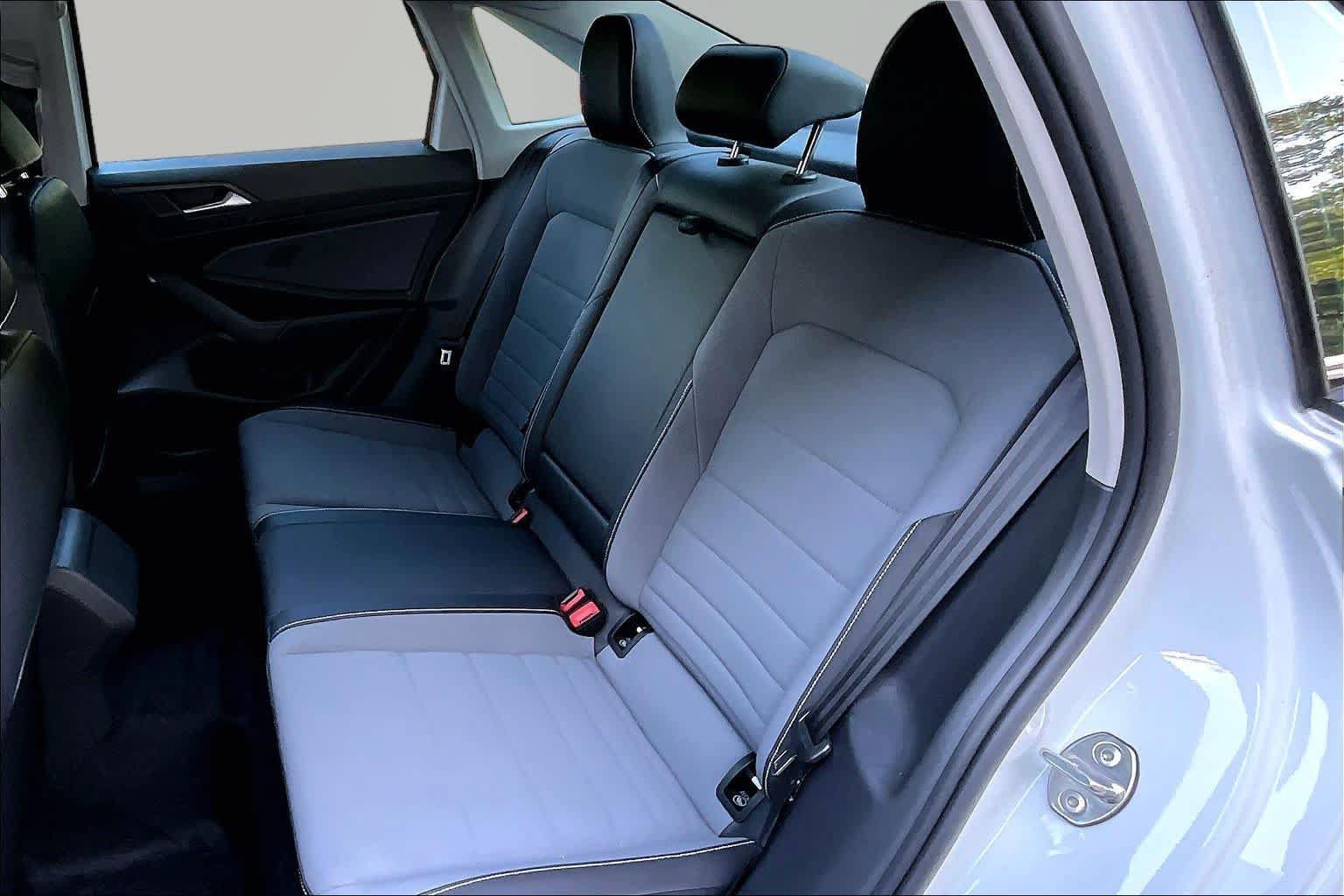 Used 2025 Volkswagen Jetta SE FWD image 20