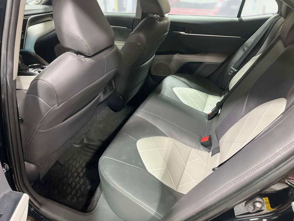 Used 2018 Toyota Camry XLE image 14