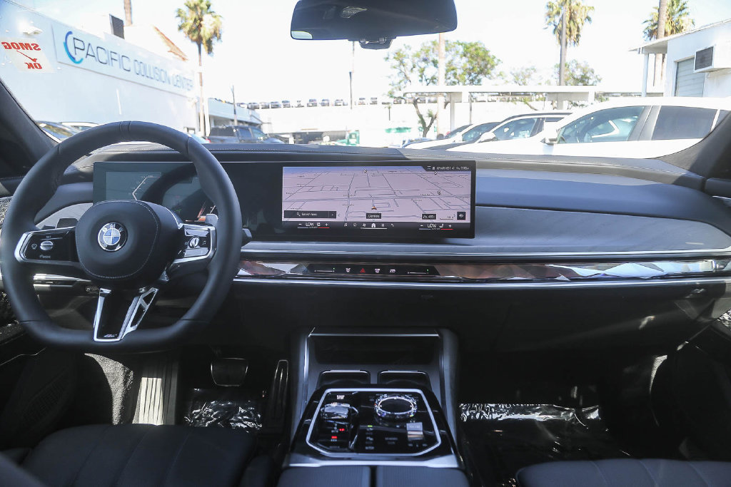 Used 2026 BMW 760i xDrive AWD/4WD image 9