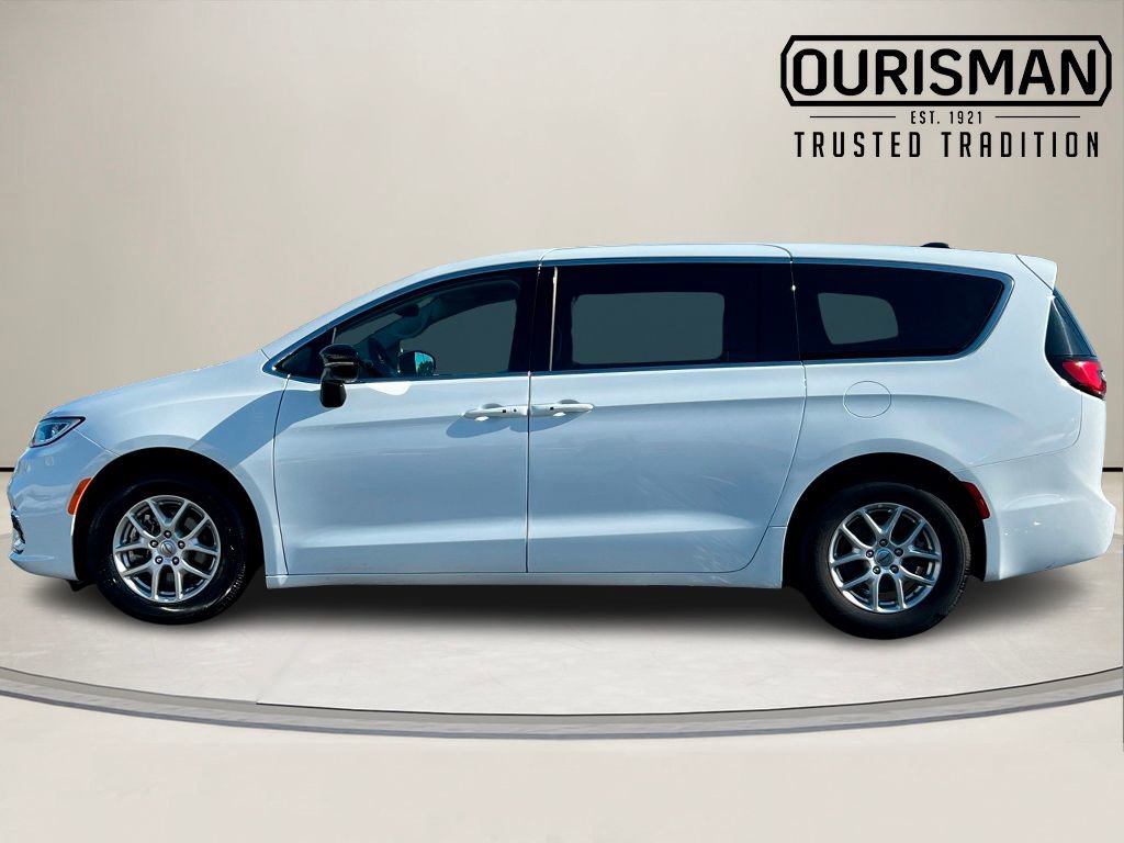 Used 2024 Chrysler Pacifica Touring-L image 3