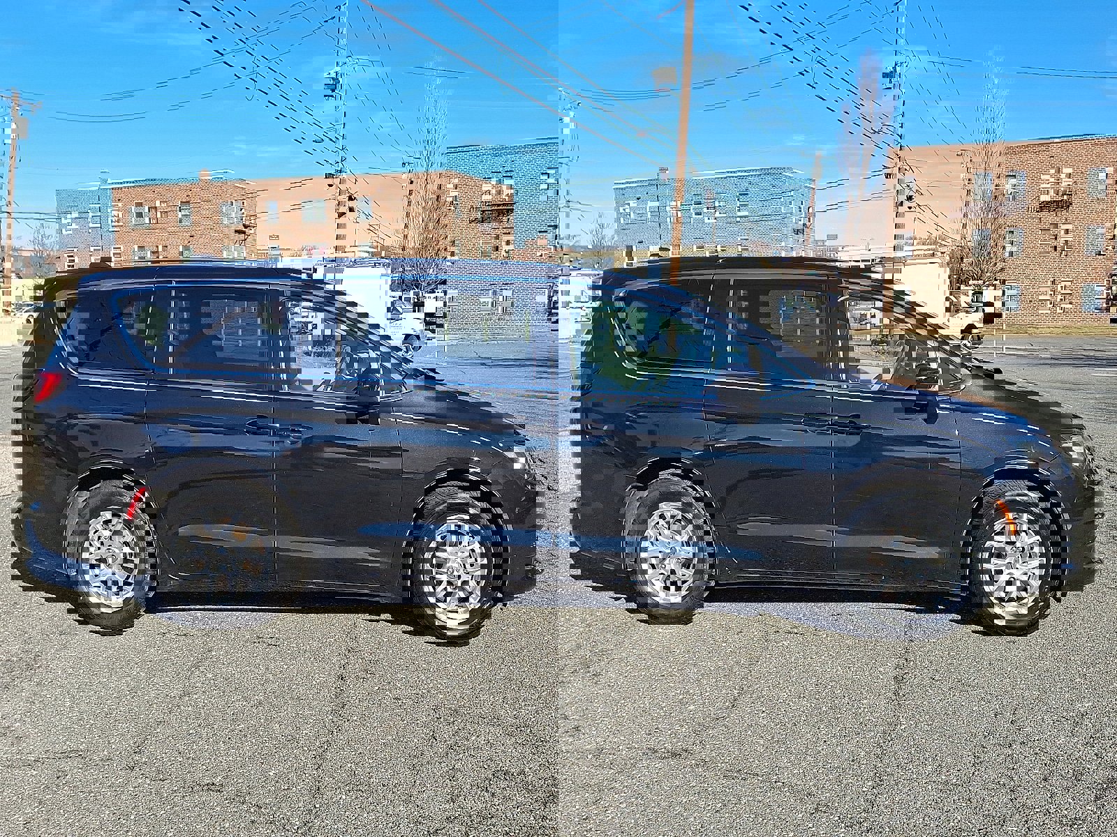 Used 2023 Chrysler Voyager LX image 7